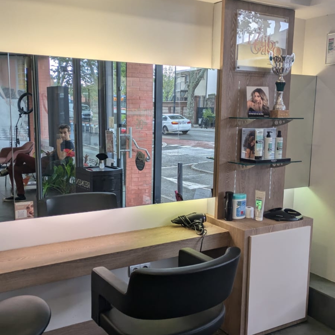 Photo_Apres2_Renovation_Salon_De_Coiffure_Comptoir_Skintchen_Seconde_peau_pour_votre_cuisine_renovation_adhesif_film-Architectural_haut_de_gamme_montauban_toulouse_ariege_bordeaux_lot_tarn