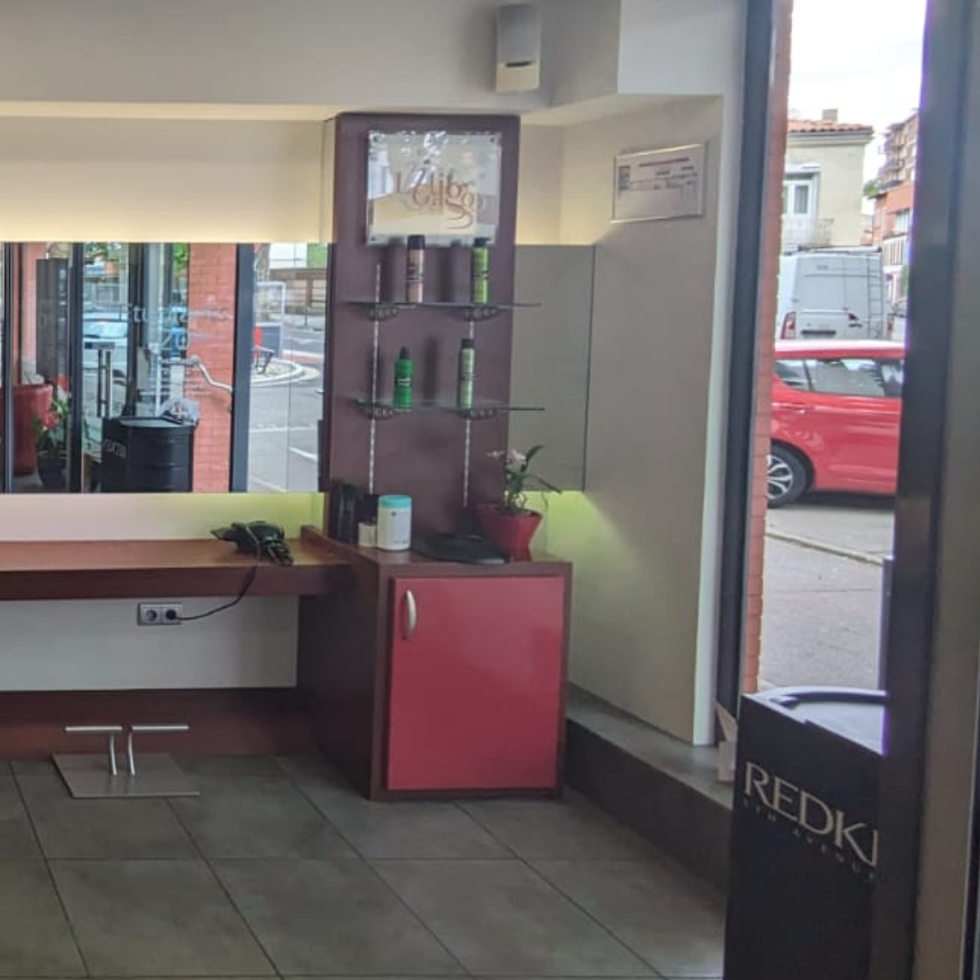 Photo_Avant2_Renovation_Salon_De_Coiffure_Comptoir_Skintchen_Seconde_peau_pour_votre_cuisine_renovation_adhesif_film-Architectural_haut_de_gamme_montauban_toulouse_ariege_bordeaux_lot_tarn