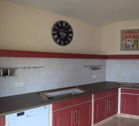 Photo_Renovation_Cuisine_Rouge_Adhesif_Bois_Fonce_Apres_Skintchen_Seconde_peau_pour_votre_cuisine_renovation_adhesif_film-Architectural_haut_de_gamme_montauban_toulouse_ariege_bordeaux_lot_tarn