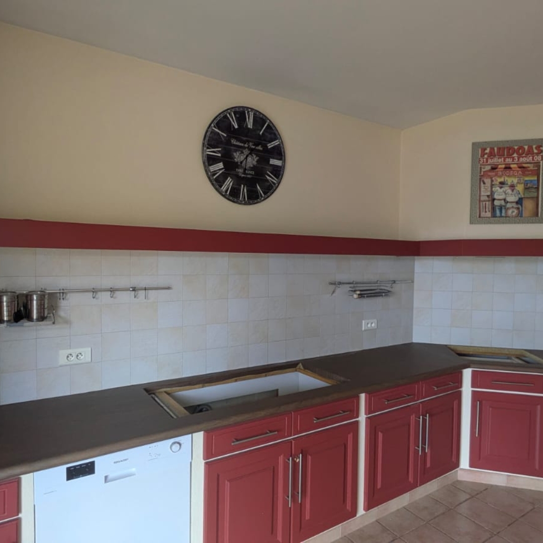 Photo_Renovation_Cuisine_Rouge_Adhesif_Bois_Fonce_Apres_Skintchen_Seconde_peau_pour_votre_cuisine_renovation_adhesif_film-Architectural_haut_de_gamme_montauban_toulouse_ariege_bordeaux_lot_tarn