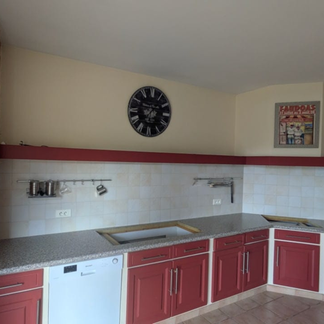 Photo_Renovation_Cuisine_Rouge_Adhesif_Bois_Fonce_Avant_Skintchen_Seconde_peau_pour_votre_cuisine_renovation_adhesif_film-Architectural_haut_de_gamme_montauban_toulouse_ariege_bordeaux_lot_tarn